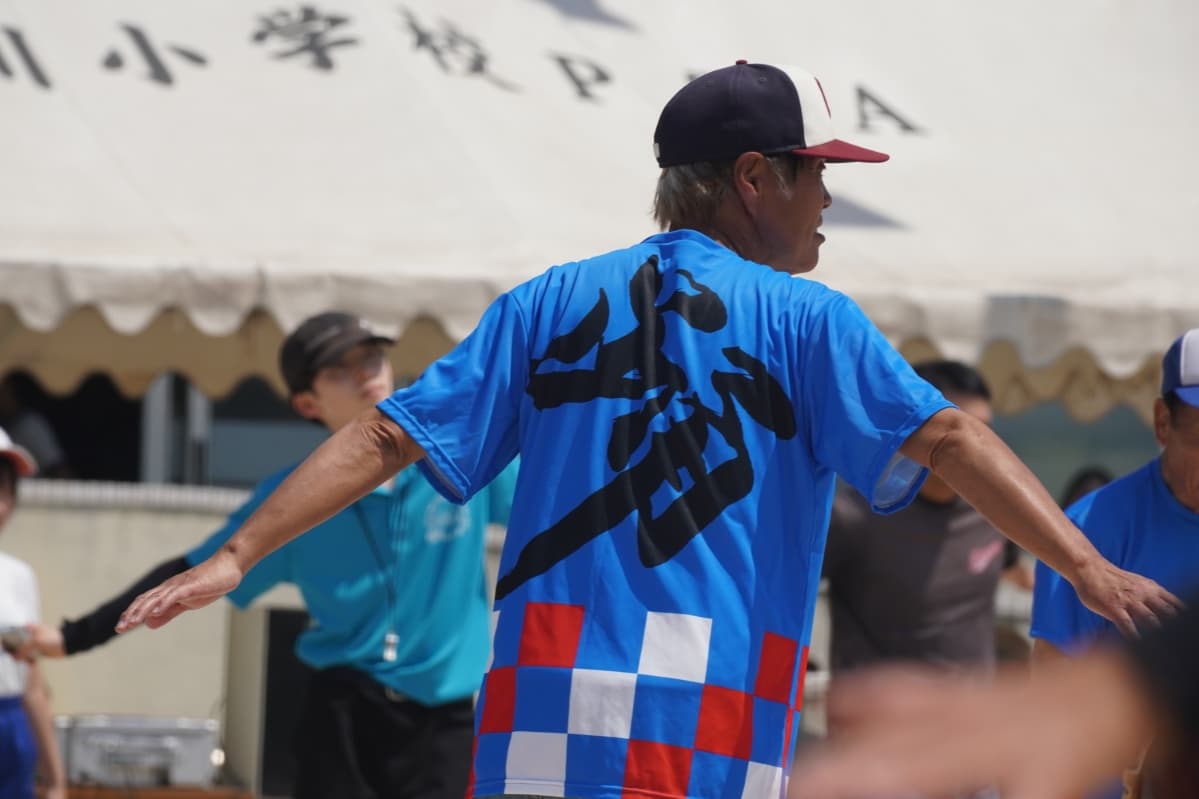 背中に「祭」と書かれた青いそろいのTシャツで踊る保存会の会員